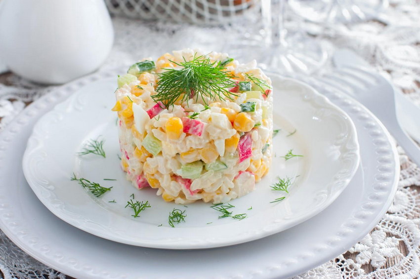 Салат из крабов и кукурузы