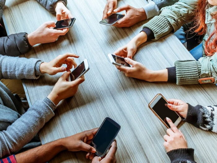 Почему не нужно слишком много времени проводить со смартфоном