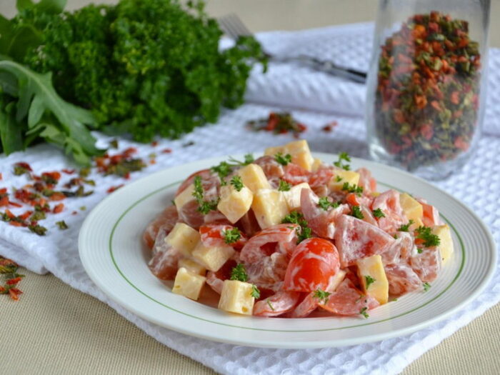 Салат из курицы и помидоров как приготовить