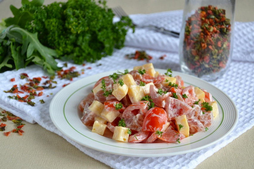 Салат из курицы и помидоров как приготовить
