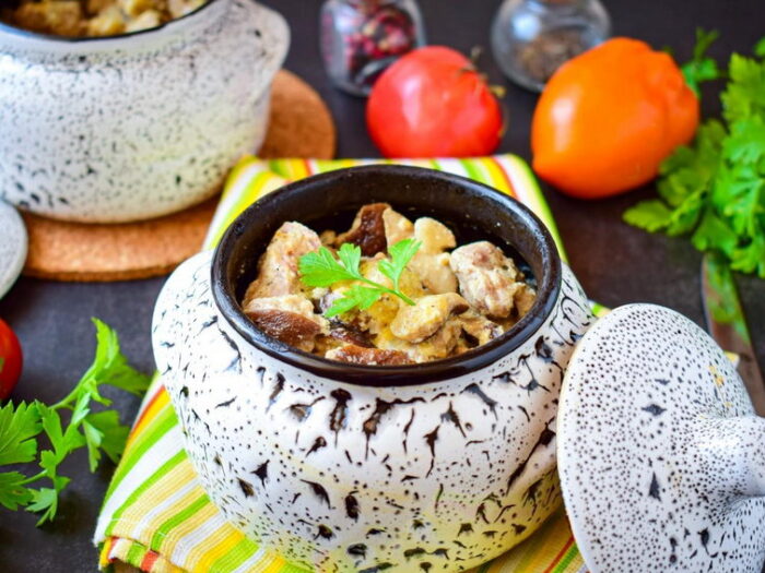 Мясо с грибами и сыром в горшочке запеченное в духовке рецепт приготовления