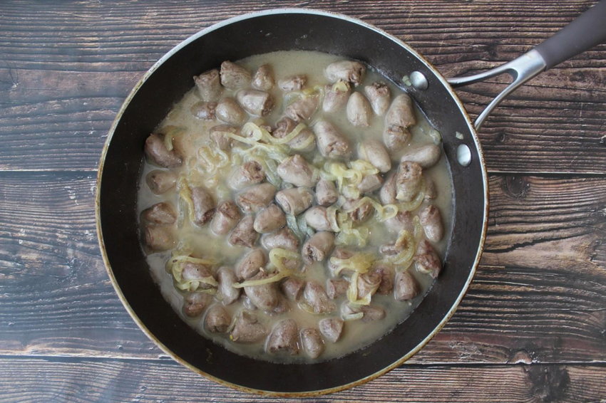 Как приготовить куриные сердечки в сливках