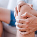 Почему болят колени и что с этим делать