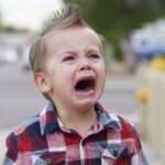 Как родителям правильно реагировать на нытье ребенка и что нельзя делать