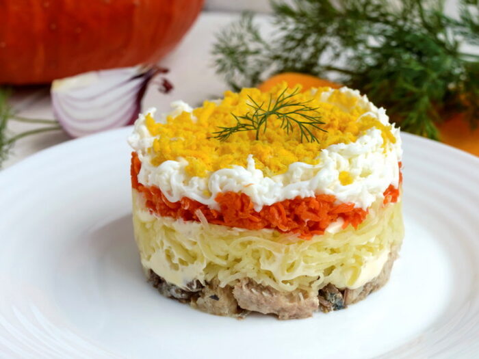 Салат из рыбной консервы и грибов