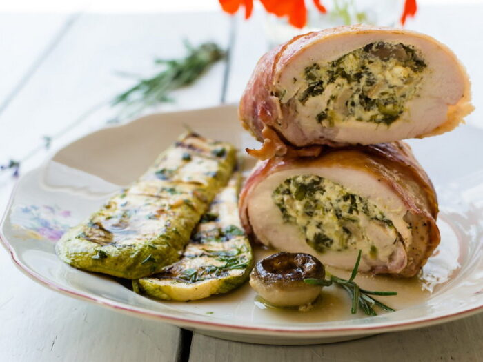 Рулет из куриной грудки с сыром