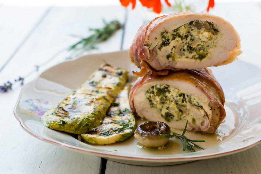 Рулет из куриной грудки с сыром