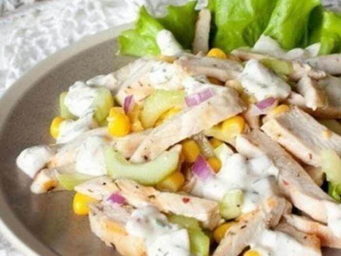 Простой салат из окорочков с консервированной кукурузой