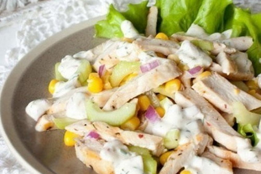 Простой салат из окорочков с консервированной кукурузой
