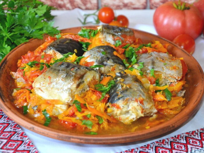 Скумбрия тушеная в томате как приготовить вкусно и быстро