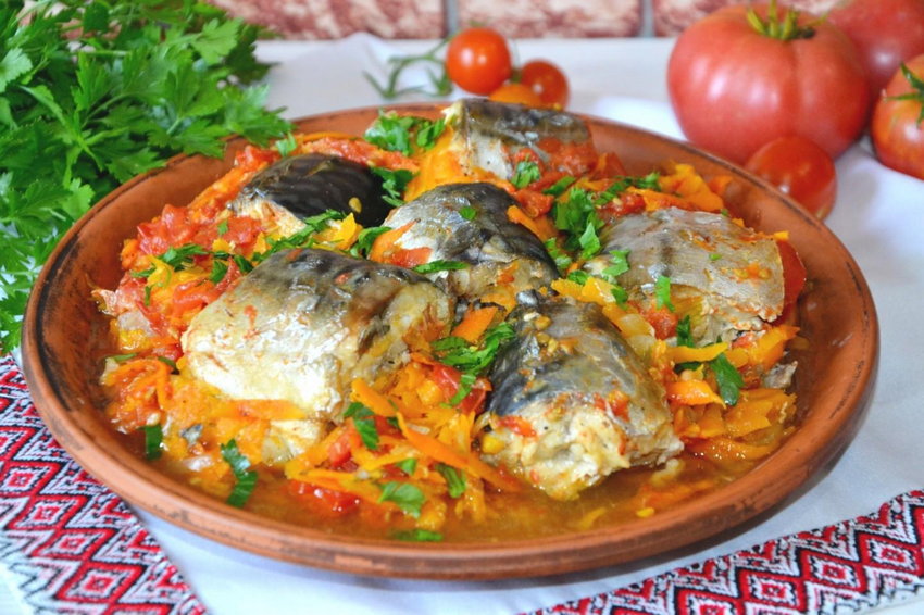 Скумбрия тушеная в томате как приготовить вкусно и быстро