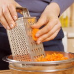 12 продуктов, которые лучше натирать на терке, но об этом мало кто знает