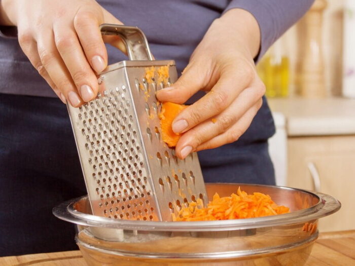 12 продуктов, которые лучше натирать на терке, но об этом мало кто знает