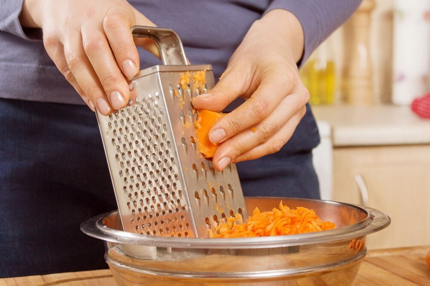 12 продуктов, которые лучше натирать на терке, но об этом мало кто знает