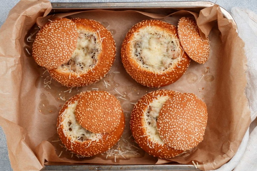 Как сделать жюльен в булочках с курицей и грибами