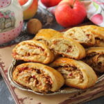 Рулет с яблоками, орехами и корицей