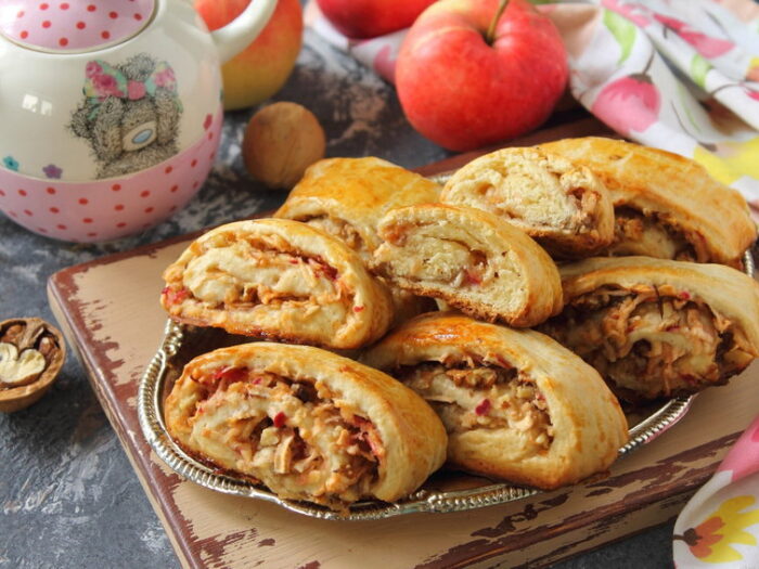 Рулет с яблоками, орехами и корицей