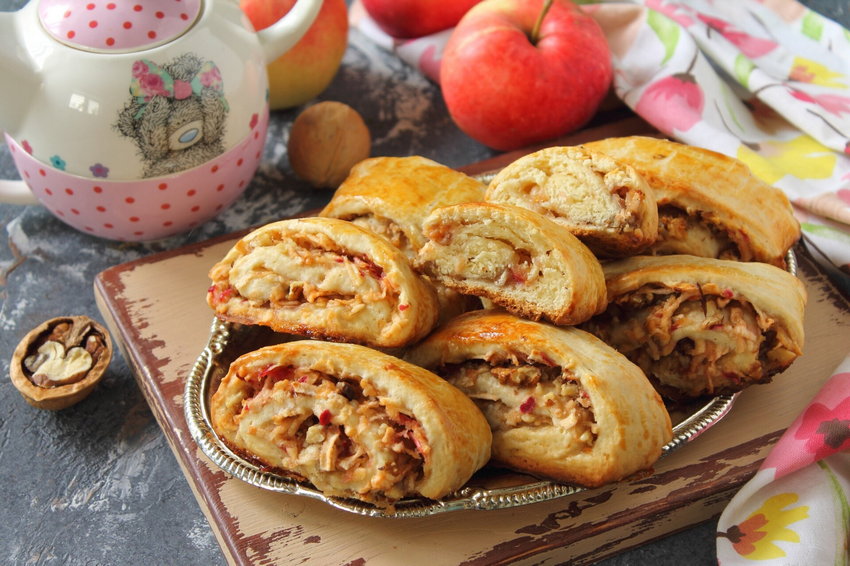Рулет с яблоками, орехами и корицей