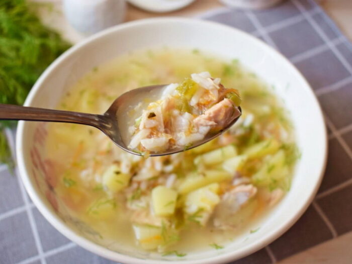 Постный рыбный суп с рисом и горошком