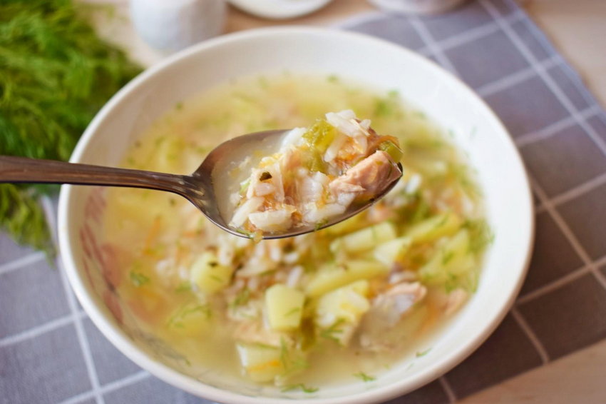 Постный рыбный суп с рисом и горошком