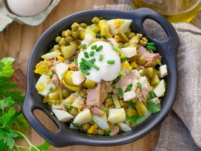 Быстрый салат из тунца с горошком и яйцом