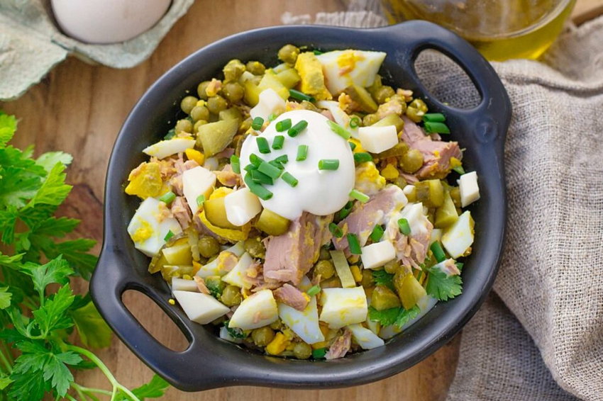 Быстрый салат из тунца с горошком и яйцом