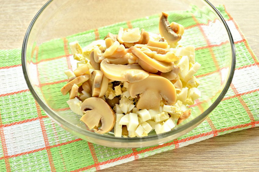 Рецепт простого картофельного салата с маринованными грибами