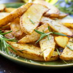 Хрустящая картошка дольками в духовке: рецепт дня