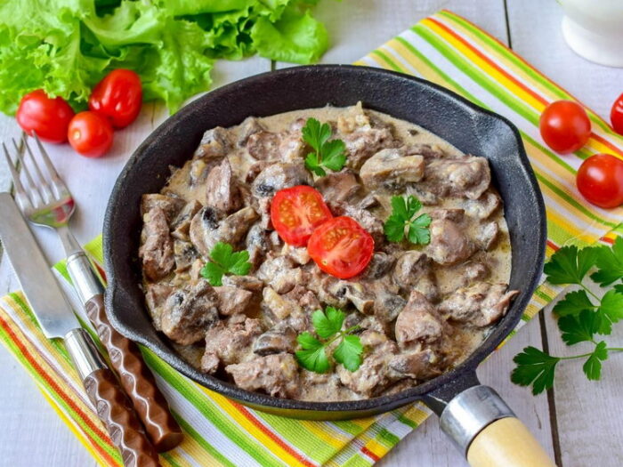 Как приготовить куриную печень в сметане с грибами