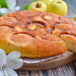 Быстрый пирог на сковороде с яблоками