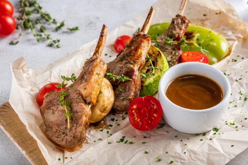 Корейка ягненка с печеными овощами