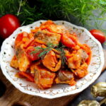 Как приготовить рыбу по-гречески с морковью и томатным соусом