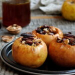 Как приготовить печеные яблоки с творогом и изюмом