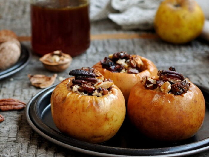 Как приготовить печеные яблоки с творогом и изюмом