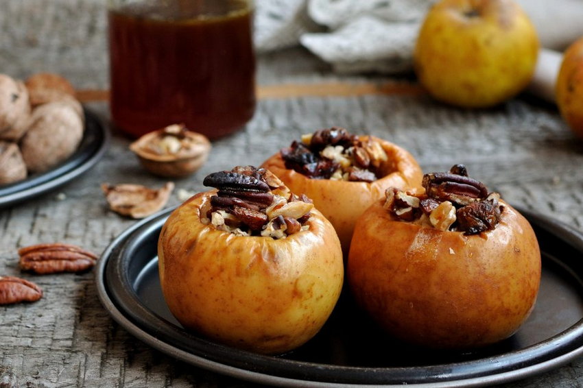 Как приготовить печеные яблоки с творогом и изюмом