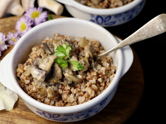 Гречка с грибами, луком и укропом