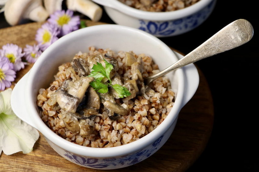 Гречка с грибами, луком и укропом