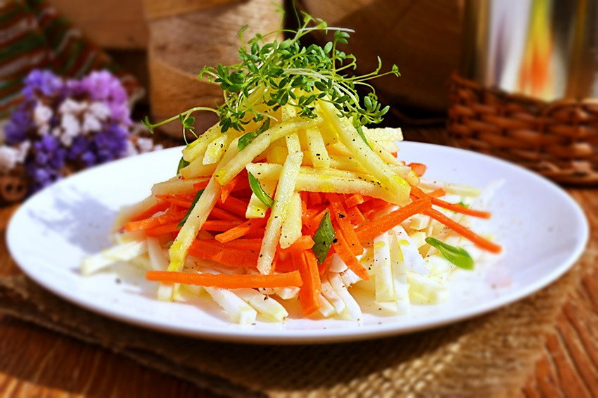 Простой салат из моркови и яблок