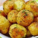 Как запечь картофель в духовке целиком