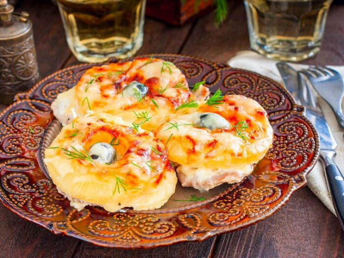 Как приготовить мясо по-французски с ананасами