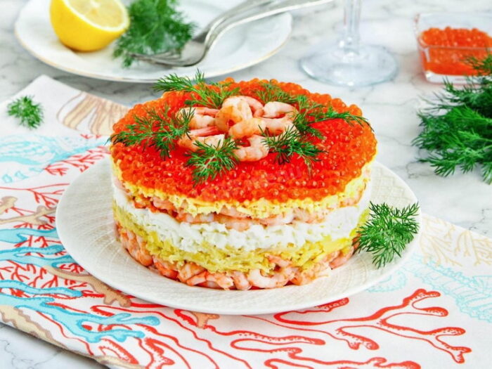 Салат с креветками и икрой