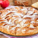 Как испечь вкусную шарлотку с яблоками в мультиварке