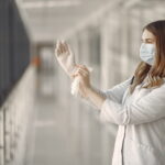 Стоит ли сейчас носить одноразовые перчатки