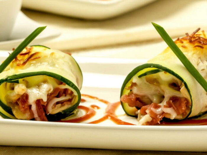 Рецепт аппетитной закуски из кабачков: рулетики в духовке с мясным фаршем