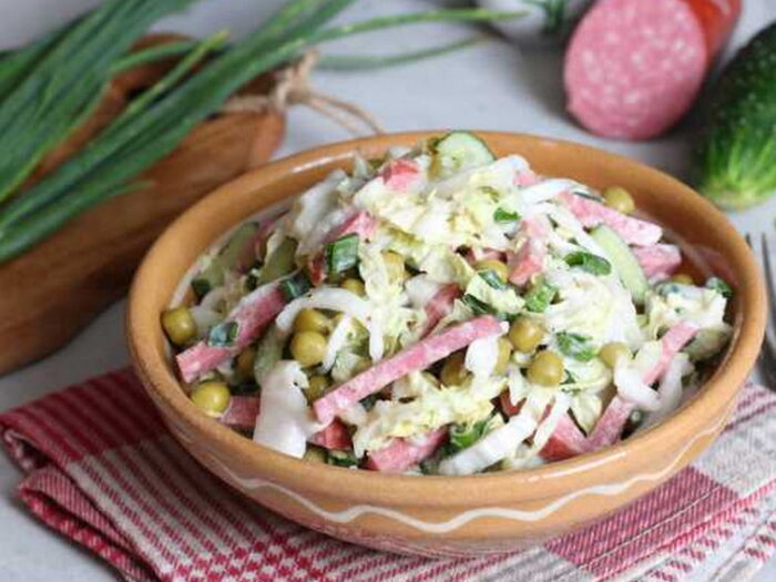 Салат с капустой и горошком