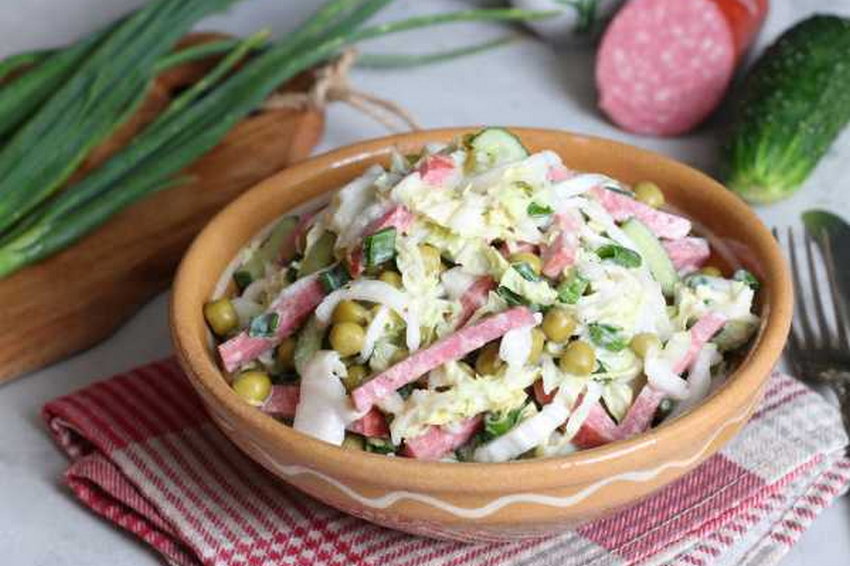 Салат с капустой и горошком