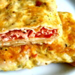 Рецепт быстрой закуски: лаваш на сковороде с яйцом и сыром