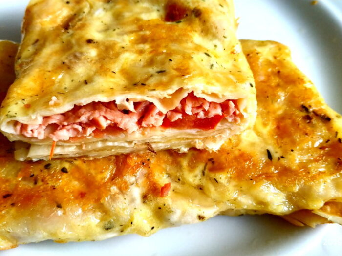 Рецепт быстрой закуски: лаваш на сковороде с яйцом и сыром