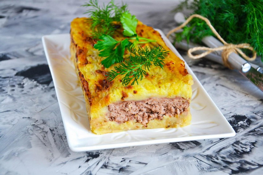 Картофельная запеканка с мясом и яблоками