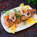 Скумбрия в луковой шелухе